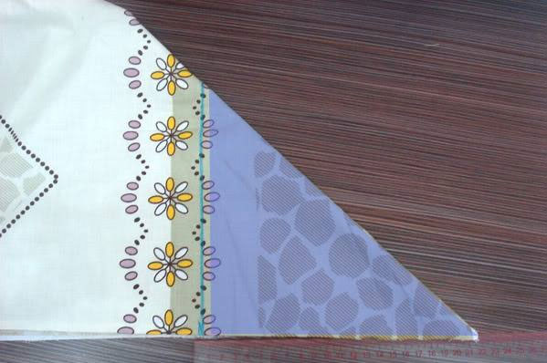 Đỉnh vải được gấp tam giác, từ vạch xanh ra đỉnh có kích thước 20cm